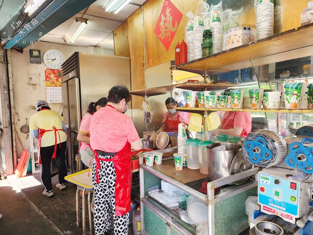 太陽新村水煎包老店┃板橋美食。在地人都知道的銅板價水煎包，皮薄餡鮮，還有鍋貼和飲料