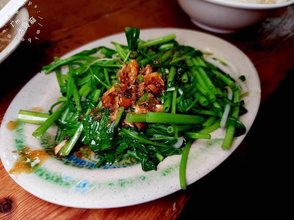 天天利美食坊┃西門町美食。招牌蚵仔煎、魯肉飯加蛋點起來，人潮滿座還排到店外真的有夠狂