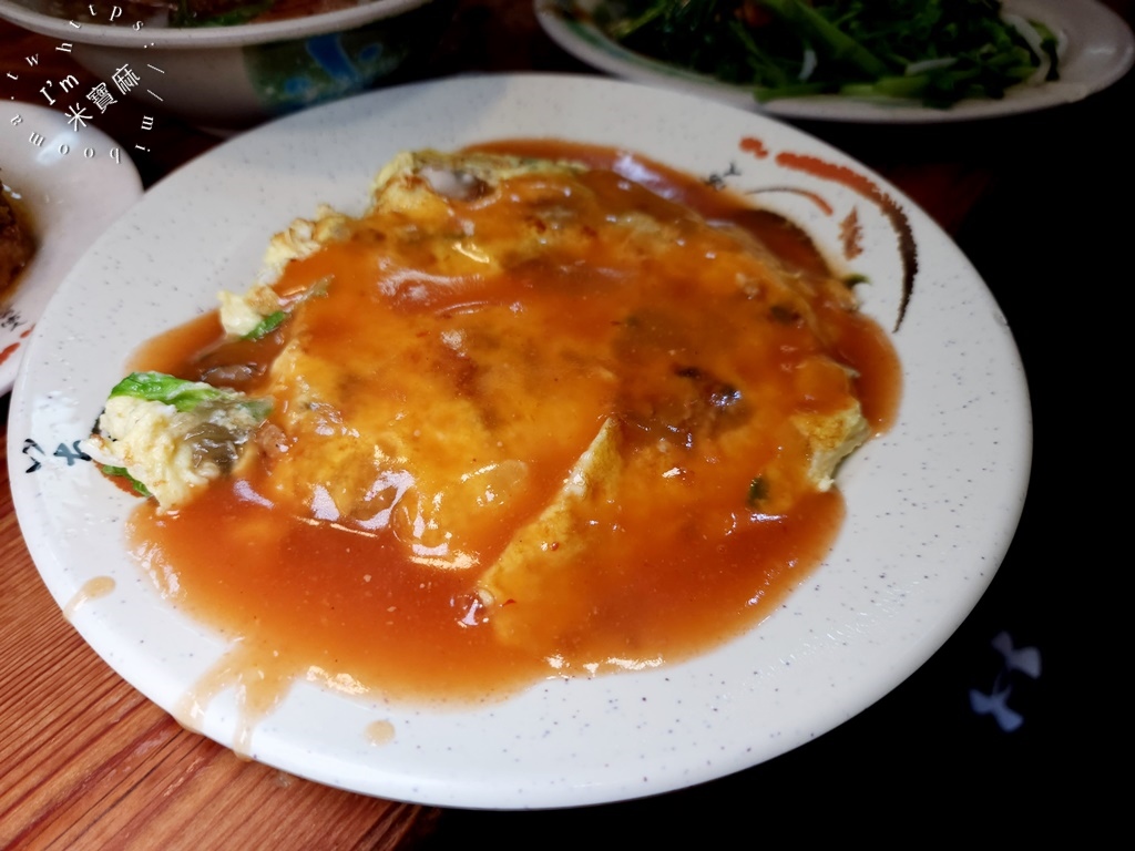 天天利美食坊┃西門町美食。招牌蚵仔煎、魯肉飯加蛋點起來，人潮滿座還排到店外真的有夠狂