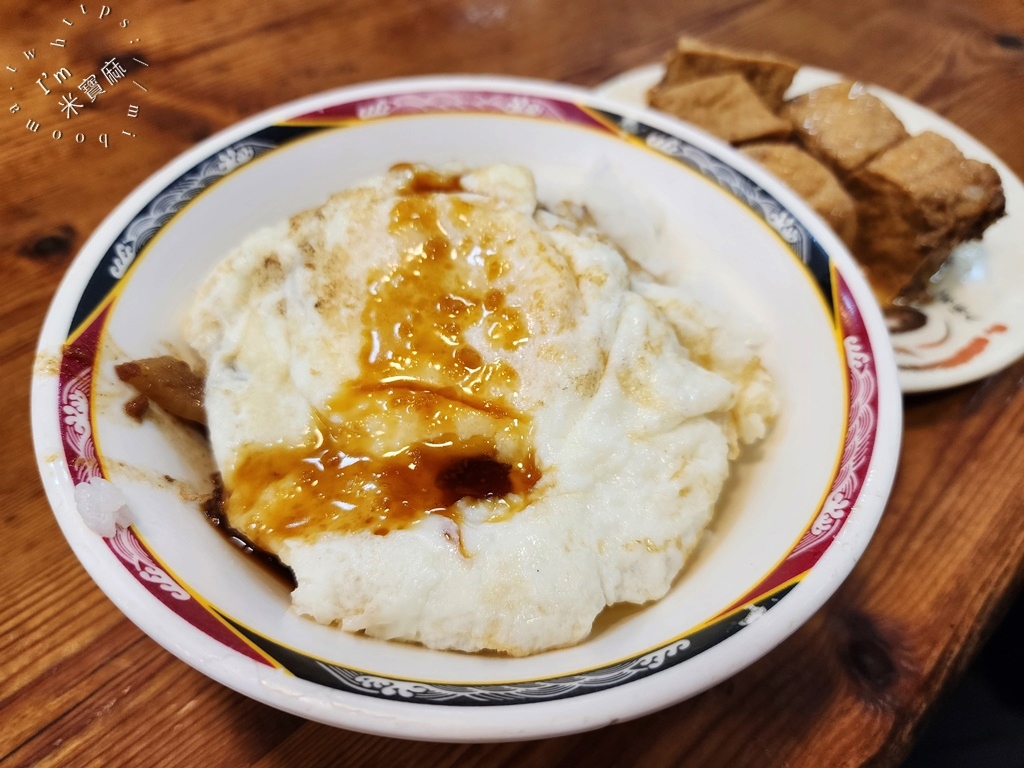 天天利美食坊┃西門町美食。招牌蚵仔煎、魯肉飯加蛋點起來，人潮滿座還排到店外真的有夠狂