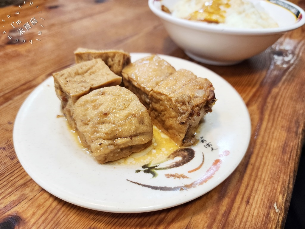 天天利美食坊┃西門町美食。招牌蚵仔煎、魯肉飯加蛋點起來，人潮滿座還排到店外真的有夠狂