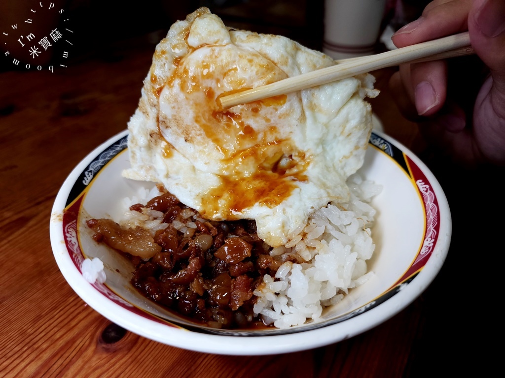 天天利美食坊┃西門町美食。招牌蚵仔煎、魯肉飯加蛋點起來，人潮滿座還排到店外真的有夠狂