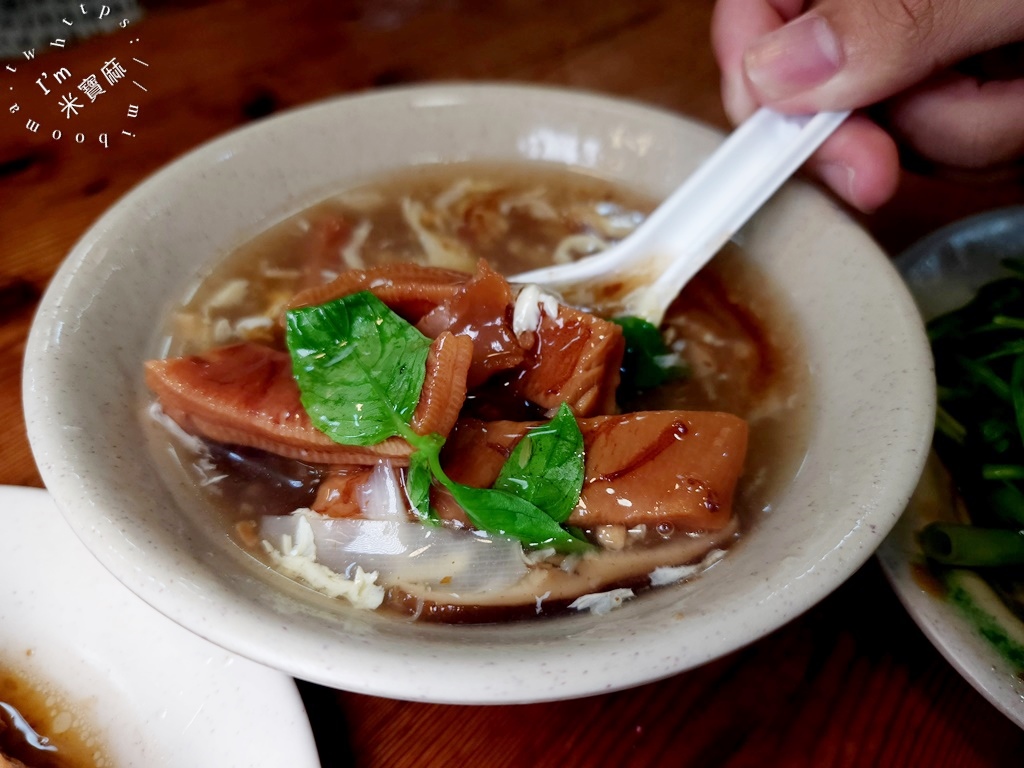 天天利美食坊┃西門町美食。招牌蚵仔煎、魯肉飯加蛋點起來，人潮滿座還排到店外真的有夠狂