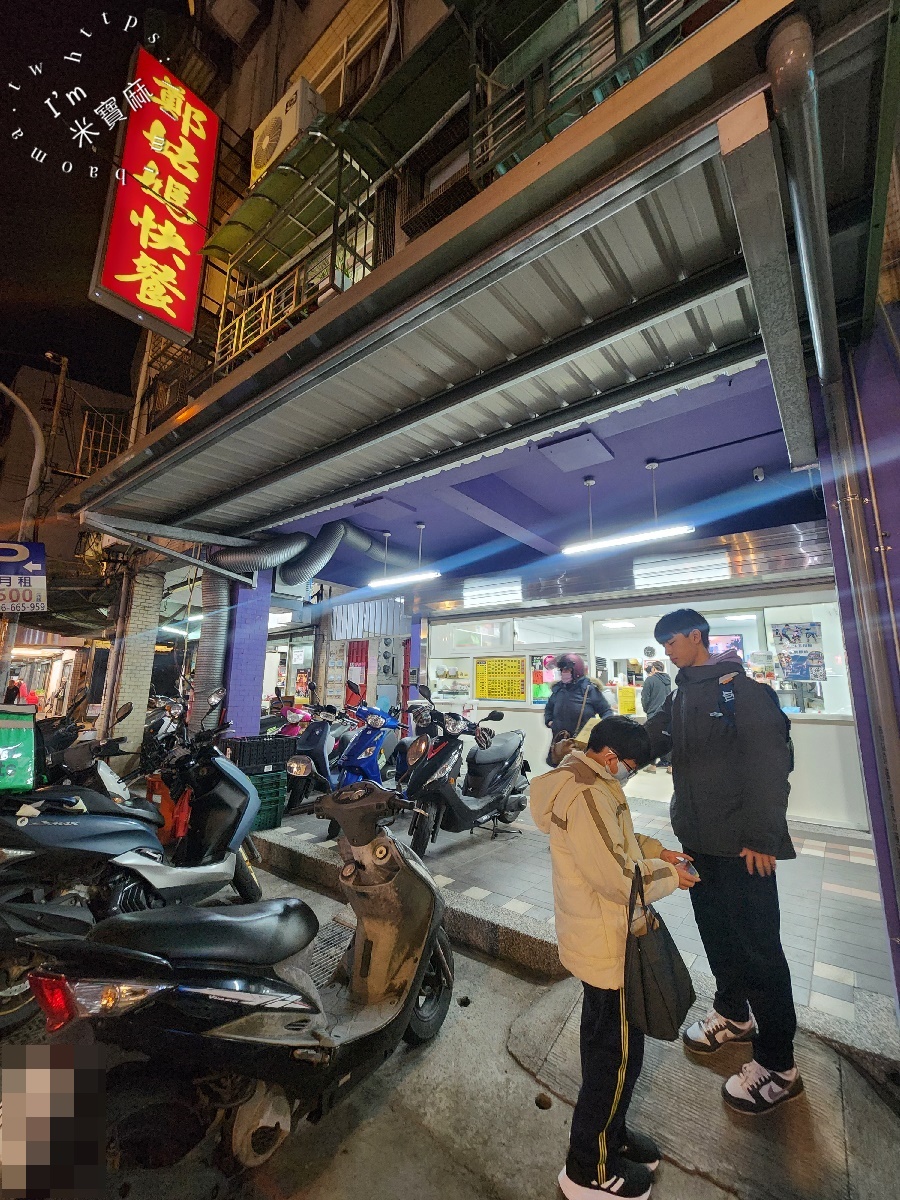 鄭姑媽快餐┃新店美食。在地30年便當老店，雞塊飯、雞排飯都好吃，還有燴飯及單點的選擇