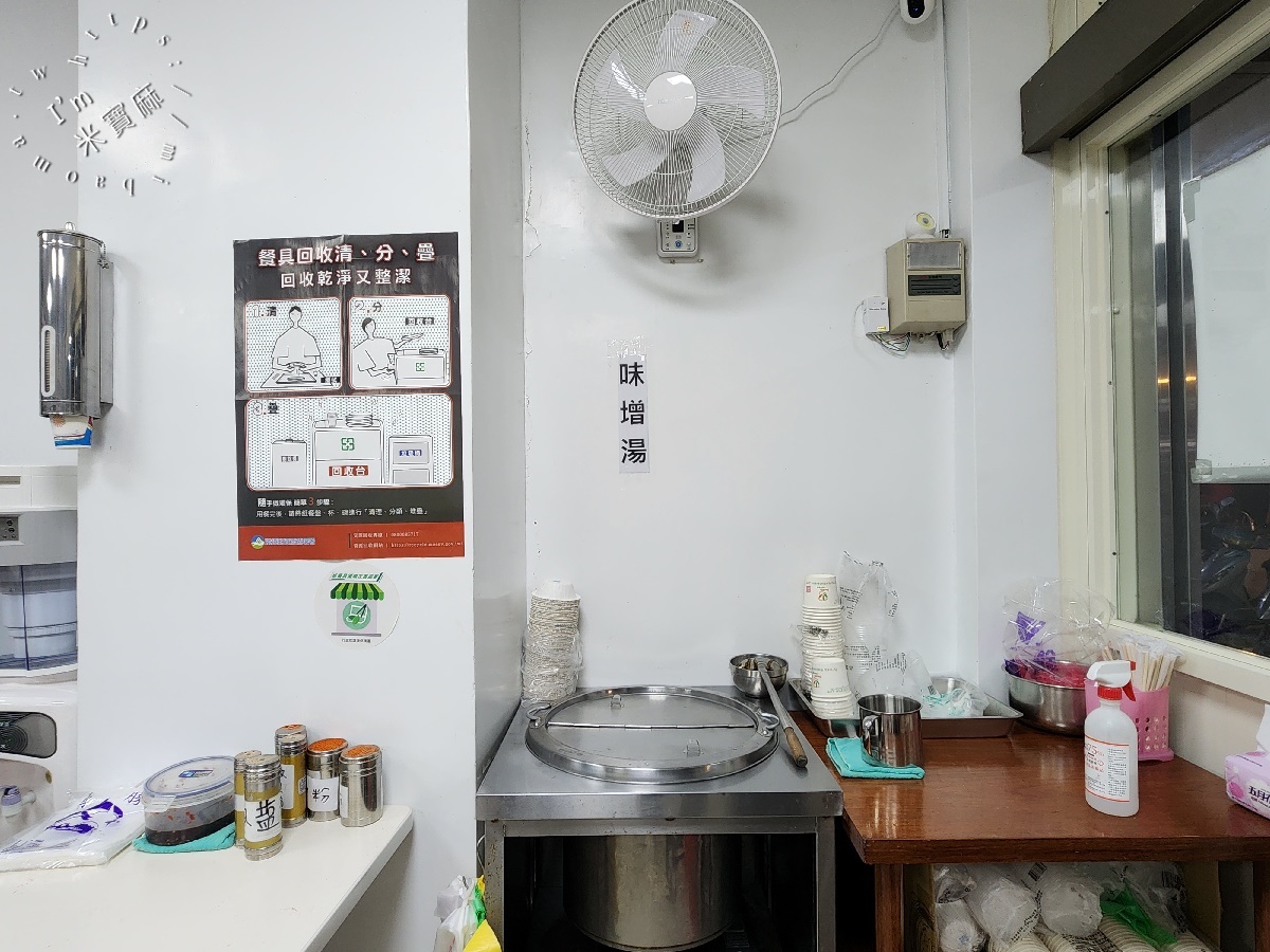 鄭姑媽快餐┃新店美食。在地30年便當老店，雞塊飯、雞排飯都好吃，還有燴飯及單點的選擇