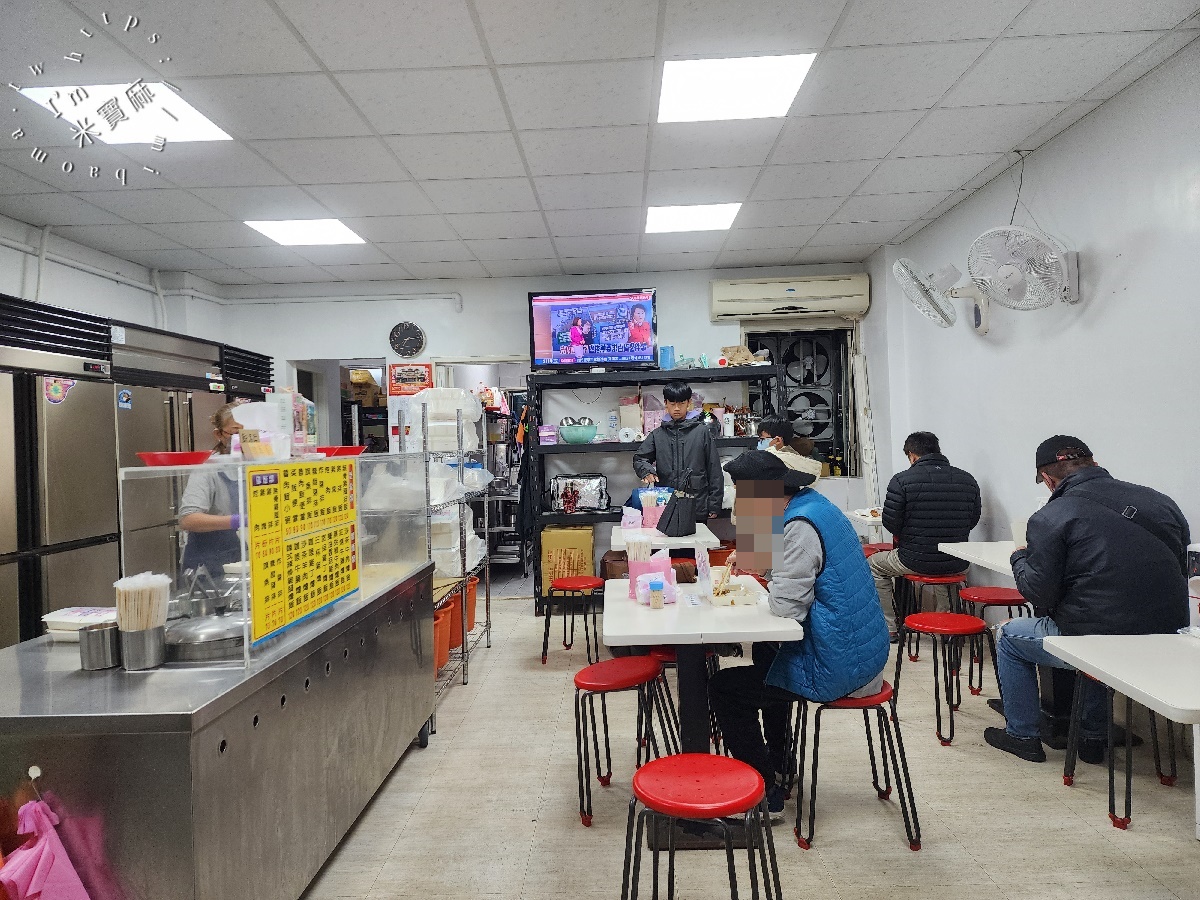 鄭姑媽快餐┃新店美食。在地30年便當老店，雞塊飯、雞排飯都好吃，還有燴飯及單點的選擇