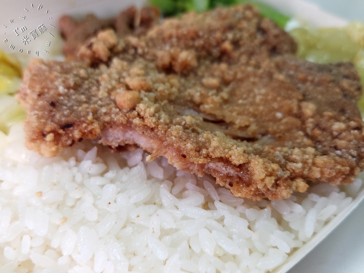 鄭姑媽快餐┃新店美食。在地30年便當老店，雞塊飯、雞排飯都好吃，還有燴飯及單點的選擇