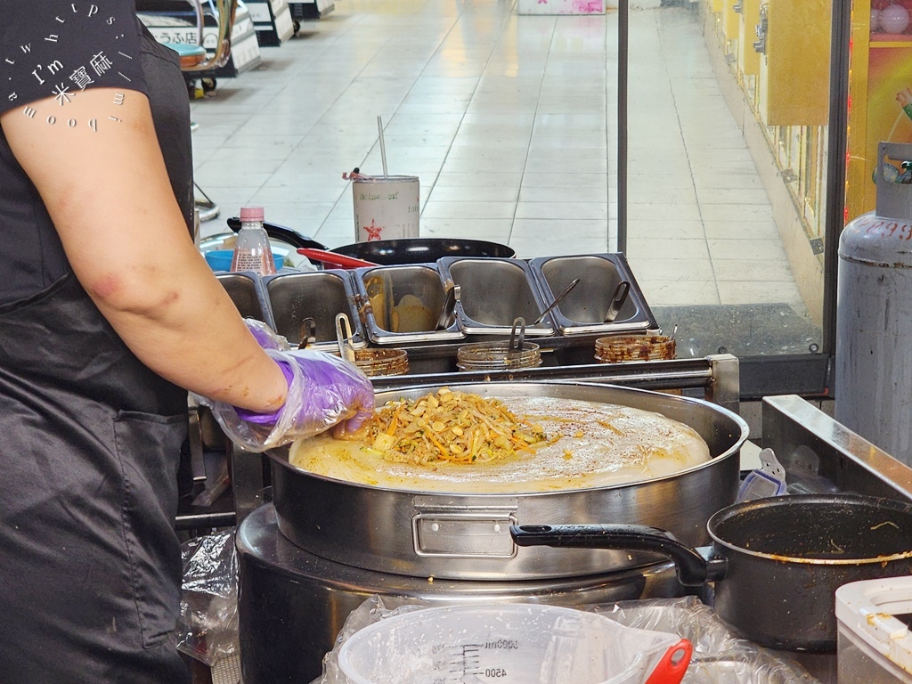 婕捲涼皮 煎餅果子┃樂華夜市美食。紫米雜糧煎餅果子，料多超飽足，當做正餐點很可以