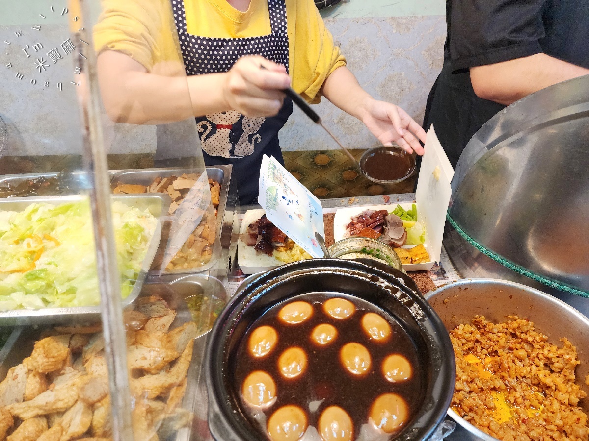 珍味燒臘┃永和燒臘便當。價格平實份量多，用餐時段排隊人潮沒斷過