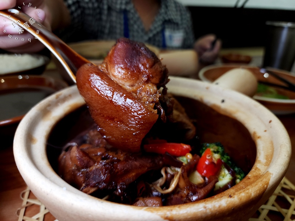 肉骨潘巴生肉骨茶專賣┃新店美食。來自正宗馬來西亞風味，乾燒及帶湯的都正點!內用湯可續