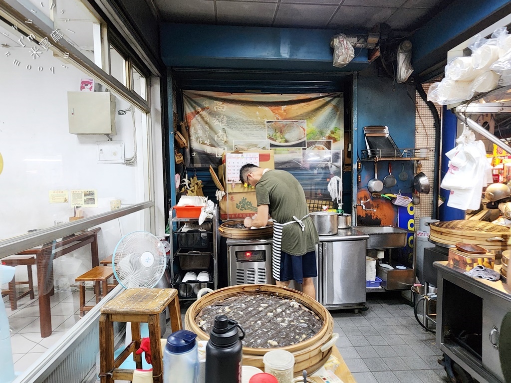 光明街高雄肉圓┃新店美食。清蒸肉圓皮嫰餡紮實，再來碗湯很剛好