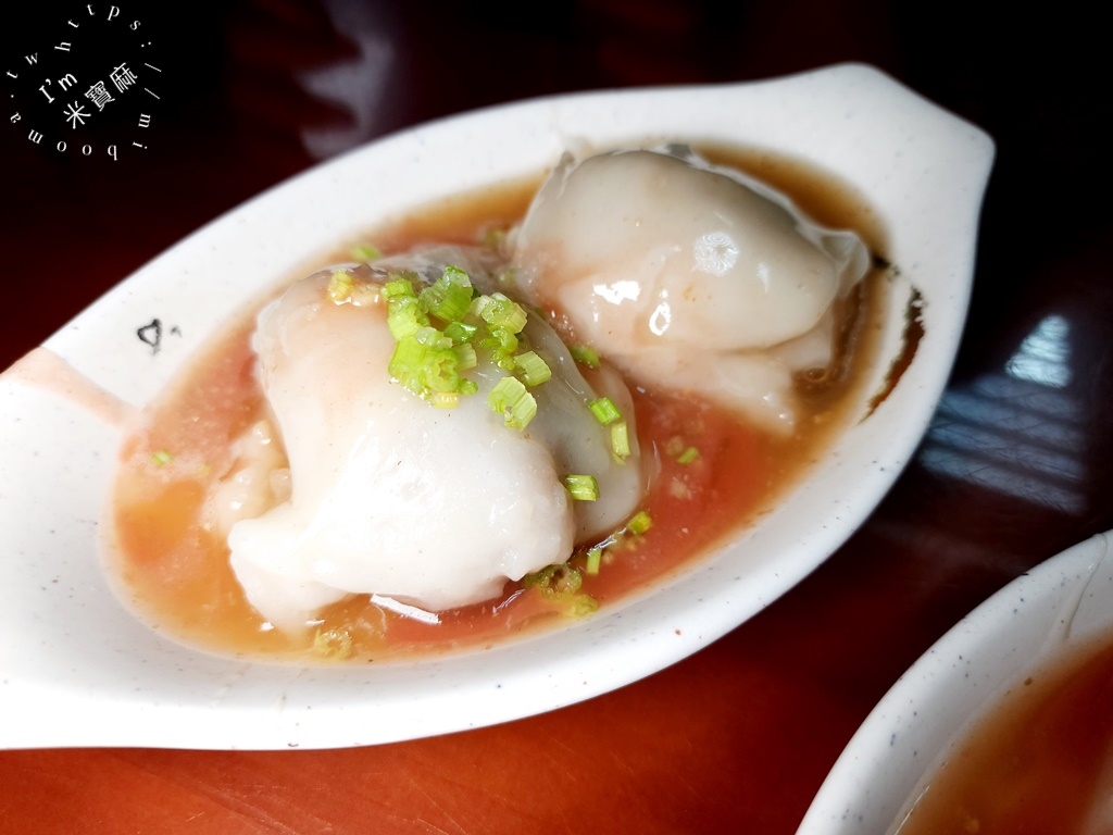 光明街高雄肉圓┃新店美食。清蒸肉圓皮嫰餡紮實，再來碗湯很剛好