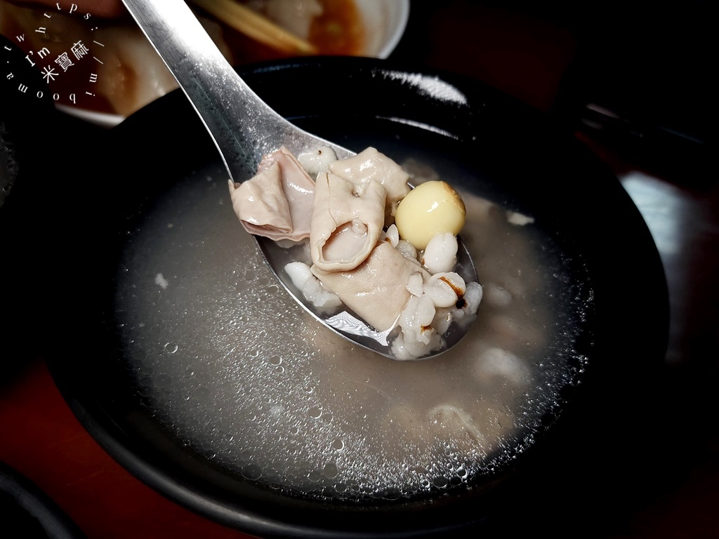 光明街高雄肉圓┃新店美食。清蒸肉圓皮嫰餡紮實，再來碗湯很剛好