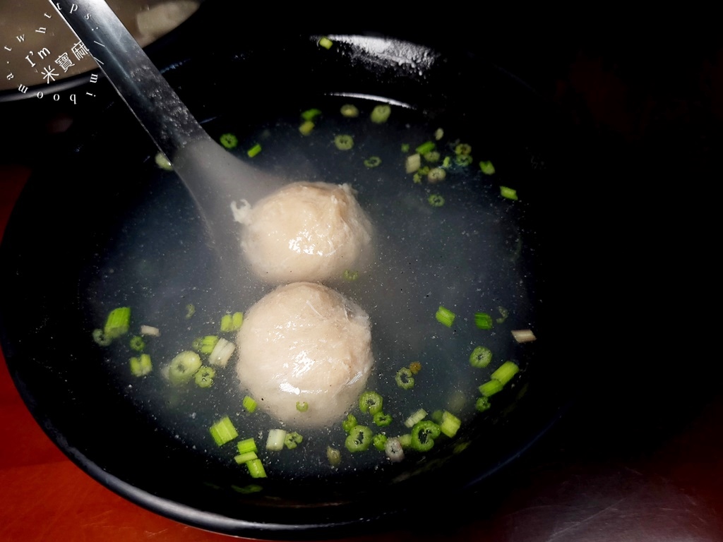 光明街高雄肉圓┃新店美食。清蒸肉圓皮嫰餡紮實，再來碗湯很剛好