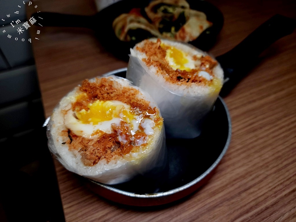 弘記豆漿店┃蘆洲美食。必吃炸蛋飯糰以及手工蛋餅，韭菜盒料多超飽足