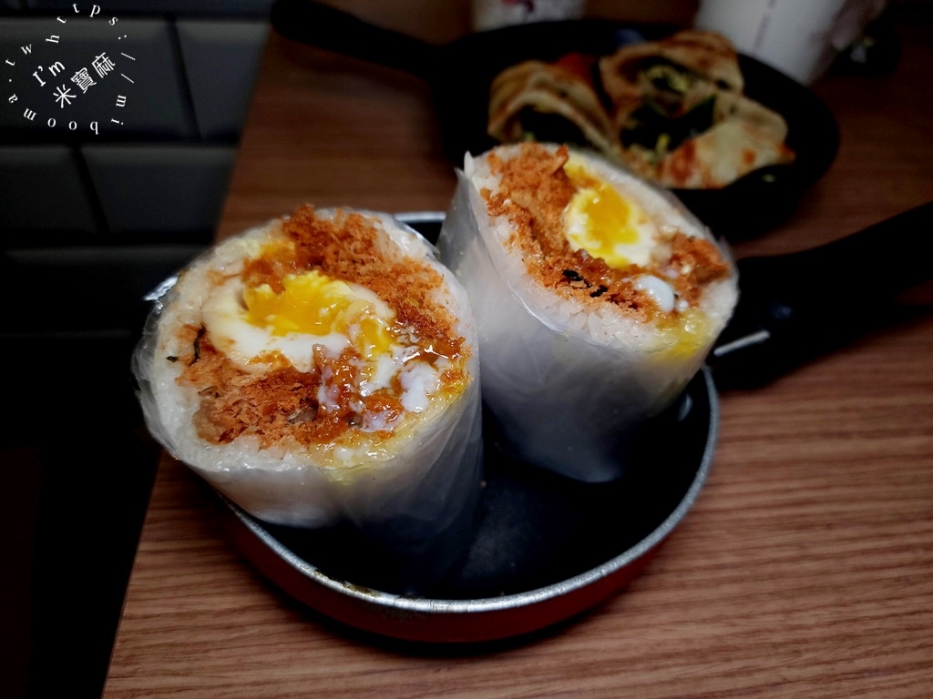 弘記豆漿店┃蘆洲美食。必吃炸蛋飯糰以及手工蛋餅，韭菜盒料多超飽足