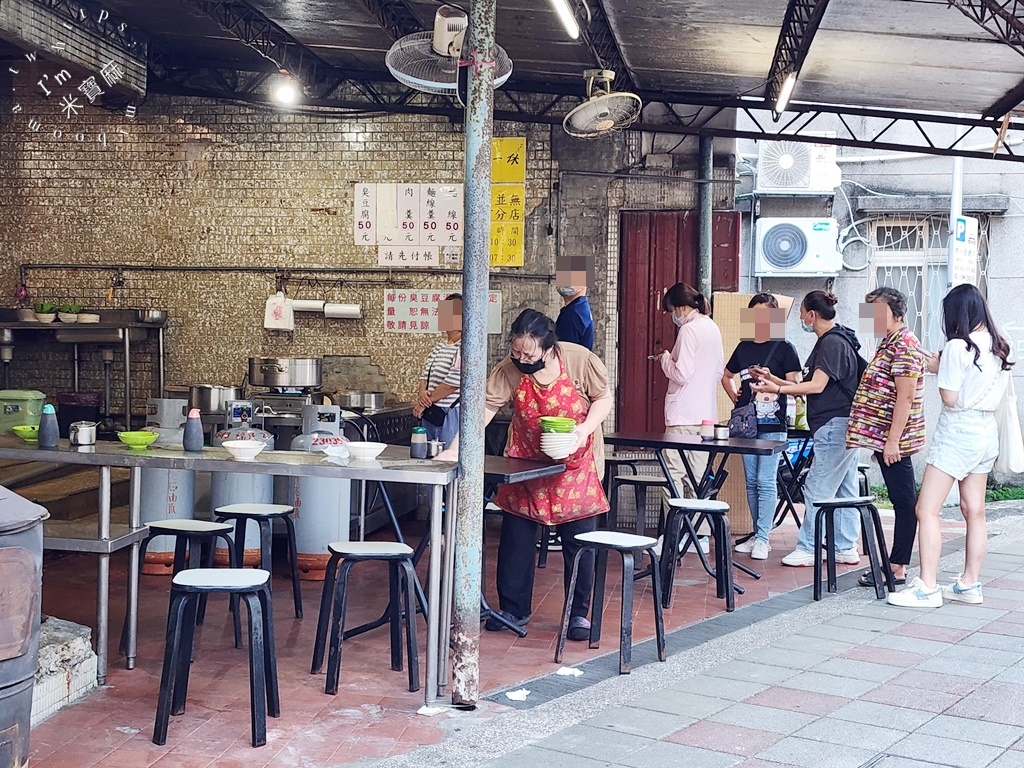 同安街麵線羹┃中正區美食。在地必吃50年老字號小吃，銅板價大滿足，排隊是日常