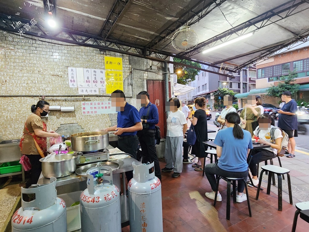 同安街麵線羹┃中正區美食。在地必吃50年老字號小吃，銅板價大滿足，排隊是日常