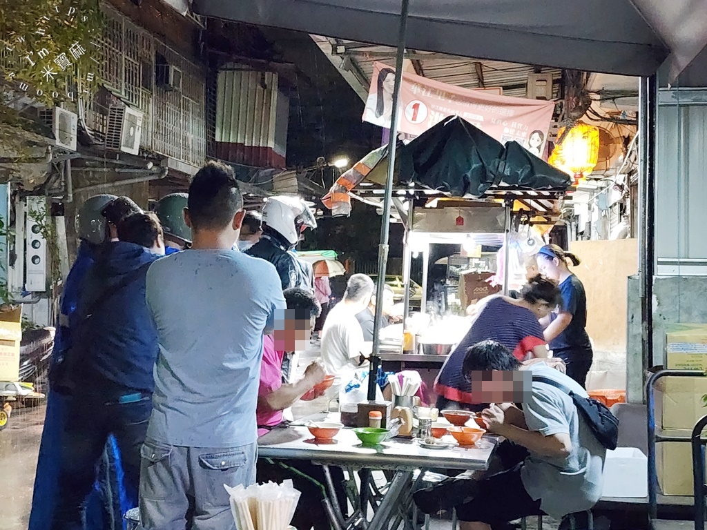 三條路油飯＆排骨酥湯┃萬華美食。客潮滿爆的宵夜場，市場人都知道的好味道，晚來只能看店家收攤