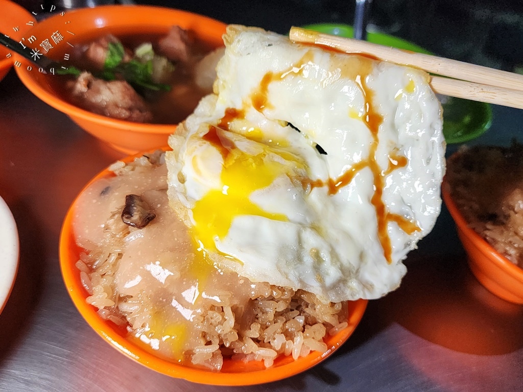 三條路油飯＆排骨酥湯┃萬華美食。客潮滿爆的宵夜場，市場人都知道的好味道，晚來只能看店家收攤