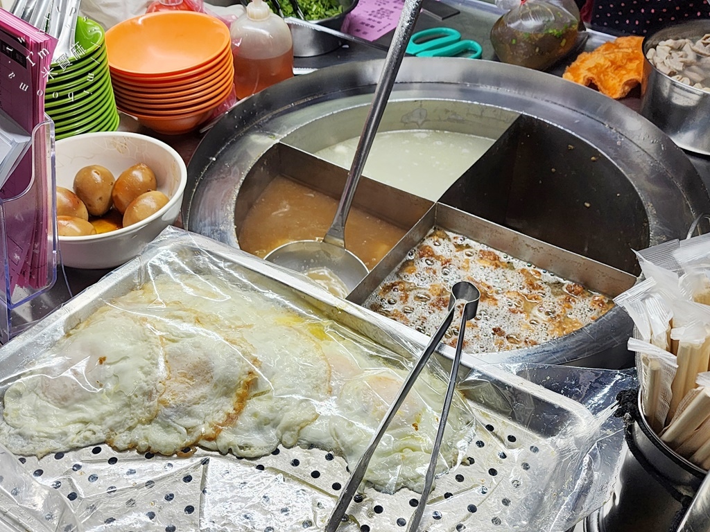 三條路油飯＆排骨酥湯┃萬華美食。客潮滿爆的宵夜場，市場人都知道的好味道，晚來只能看店家收攤