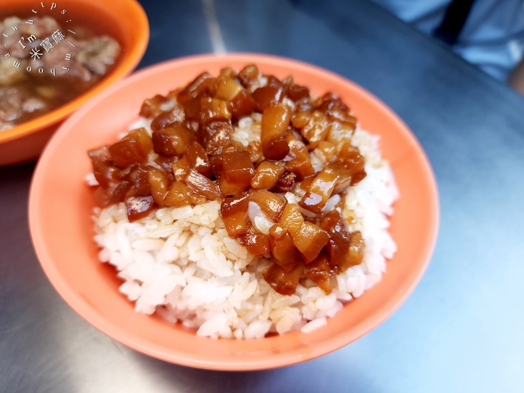 三條路油飯＆排骨酥湯┃萬華美食。客潮滿爆的宵夜場，市場人都知道的好味道，晚來只能看店家收攤