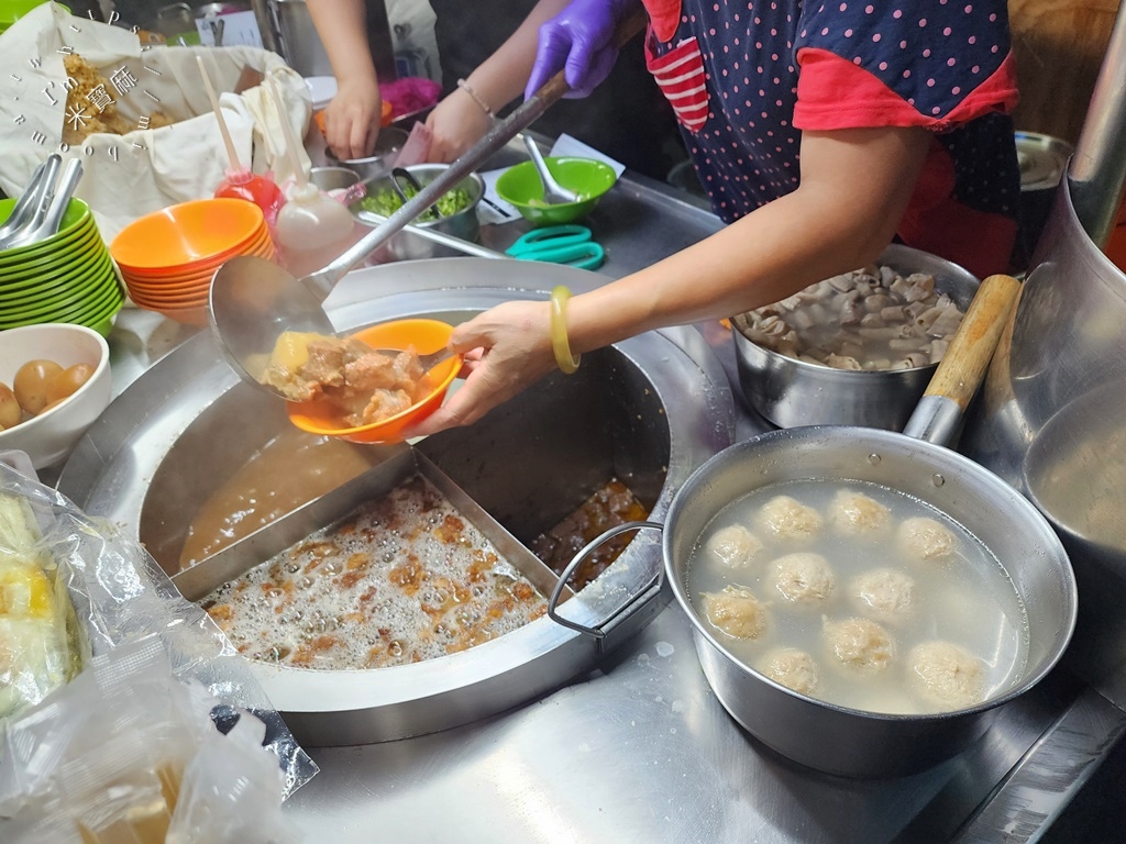 三條路油飯＆排骨酥湯┃萬華美食。客潮滿爆的宵夜場，市場人都知道的好味道，晚來只能看店家收攤