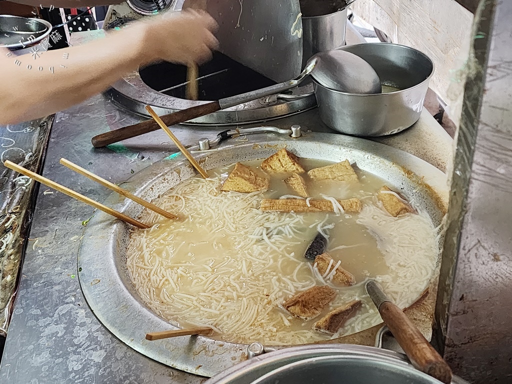 69年老店麵攤米粉湯┃台北美食。藏超深巷弄米粉湯，湯頭真的是有厲害!黑白切也很正點