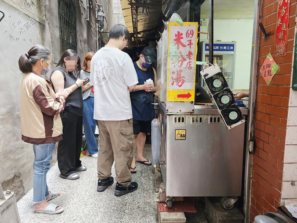 69年老店麵攤米粉湯┃台北美食。藏超深巷弄米粉湯，湯頭真的是有厲害!黑白切也很正點