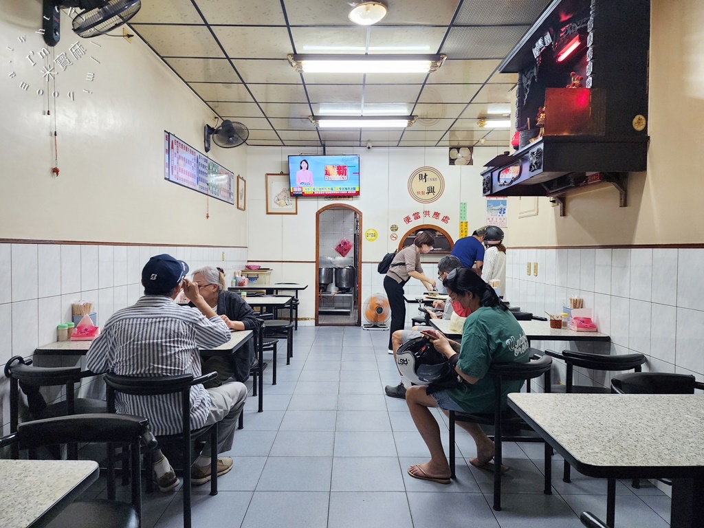 財興快餐┃萬華美食。日式風格便當必點招牌快餐，人潮一波接一波，生意有夠好