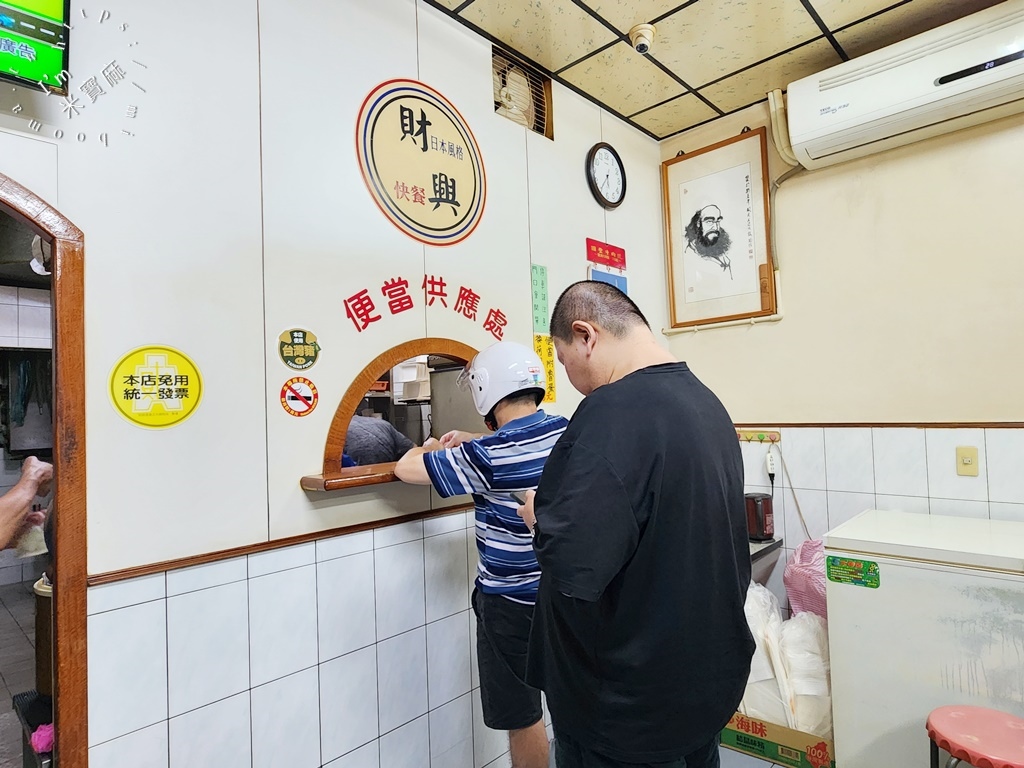 財興快餐┃萬華美食。日式風格便當必點招牌快餐，人潮一波接一波，生意有夠好