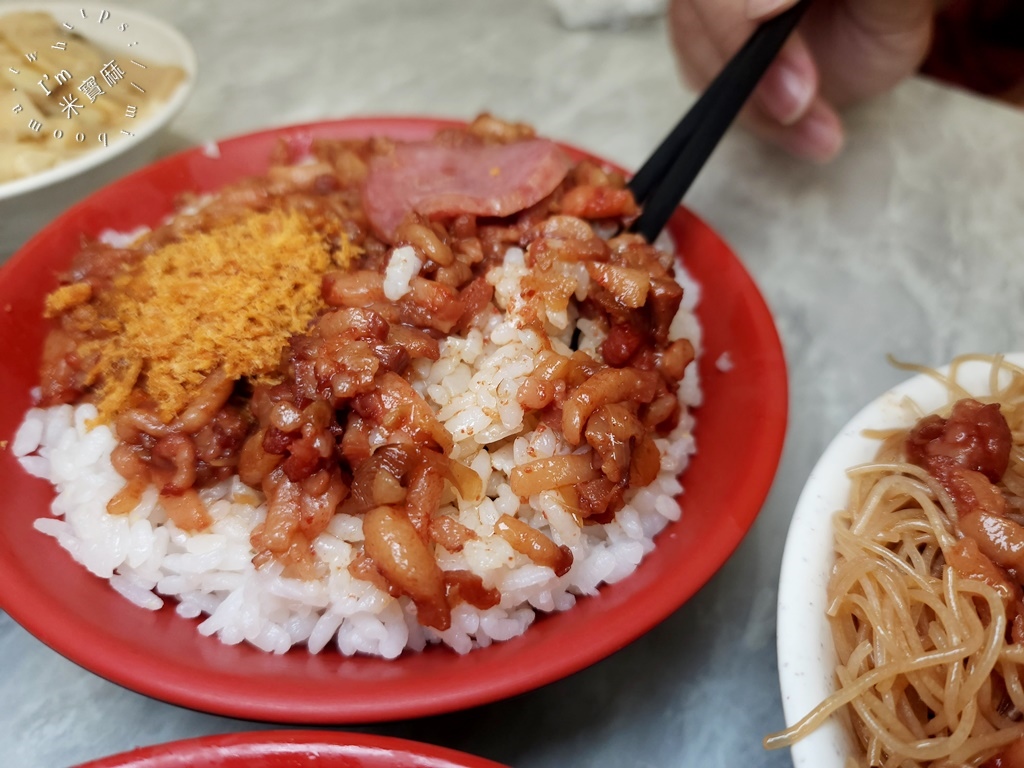 大胖肉焿景新店┃南勢角美食。在地40年老字號小吃，膠質滿滿滷肉飯一定要點，肉羹湯內用可續湯，早餐到晚餐都有