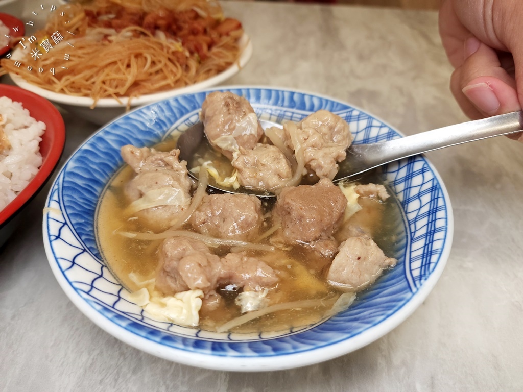 大胖肉焿景新店┃南勢角美食。在地40年老字號小吃，膠質滿滿滷肉飯一定要點，肉羹湯內用可續湯，早餐到晚餐都有