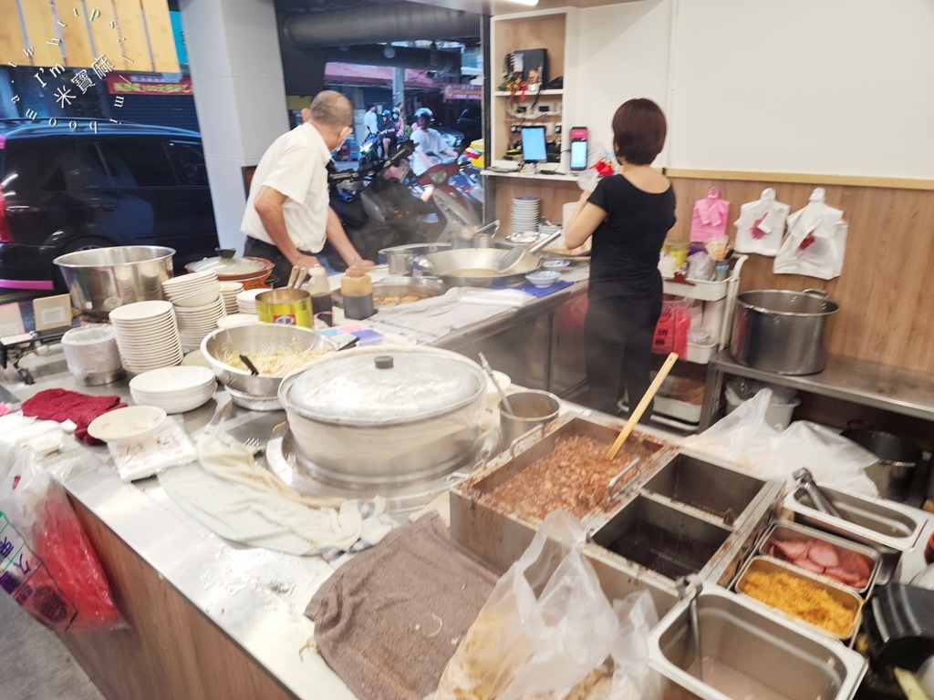 大胖肉焿景新店┃南勢角美食。在地40年老字號小吃，膠質滿滿滷肉飯一定要點，肉羹湯內用可續湯，早餐到晚餐都有