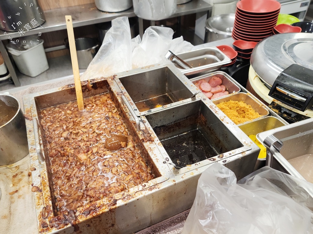 大胖肉焿景新店┃南勢角美食。在地40年老字號小吃，膠質滿滿滷肉飯一定要點，肉羹湯內用可續湯，早餐到晚餐都有