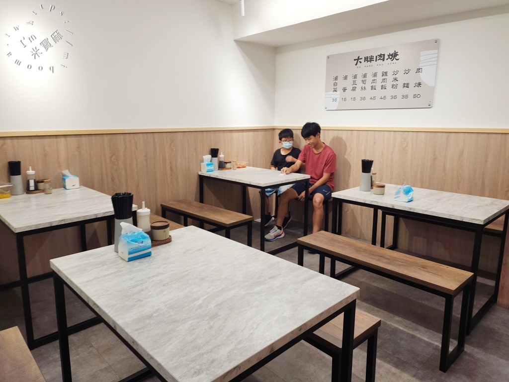 大胖肉焿景新店┃南勢角美食。在地40年老字號小吃，膠質滿滿滷肉飯一定要點，肉羹湯內用可續湯，早餐到晚餐都有