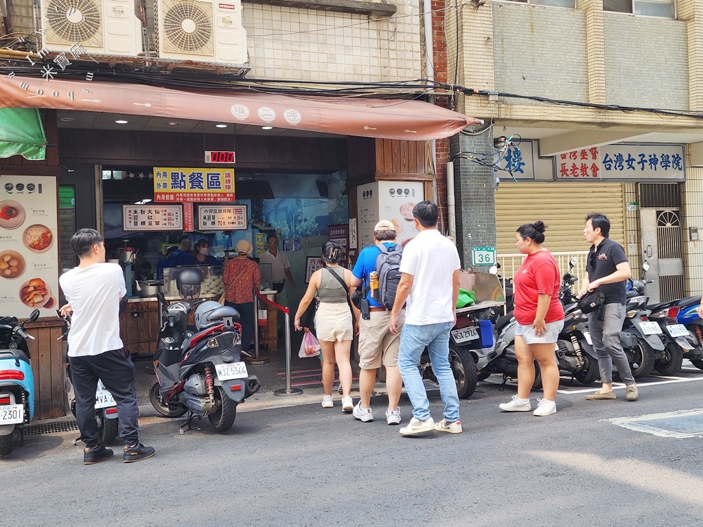 呷二嘴┃台北美食。料多實在、在地一甲子米苔目冰，平日也是人潮滿座