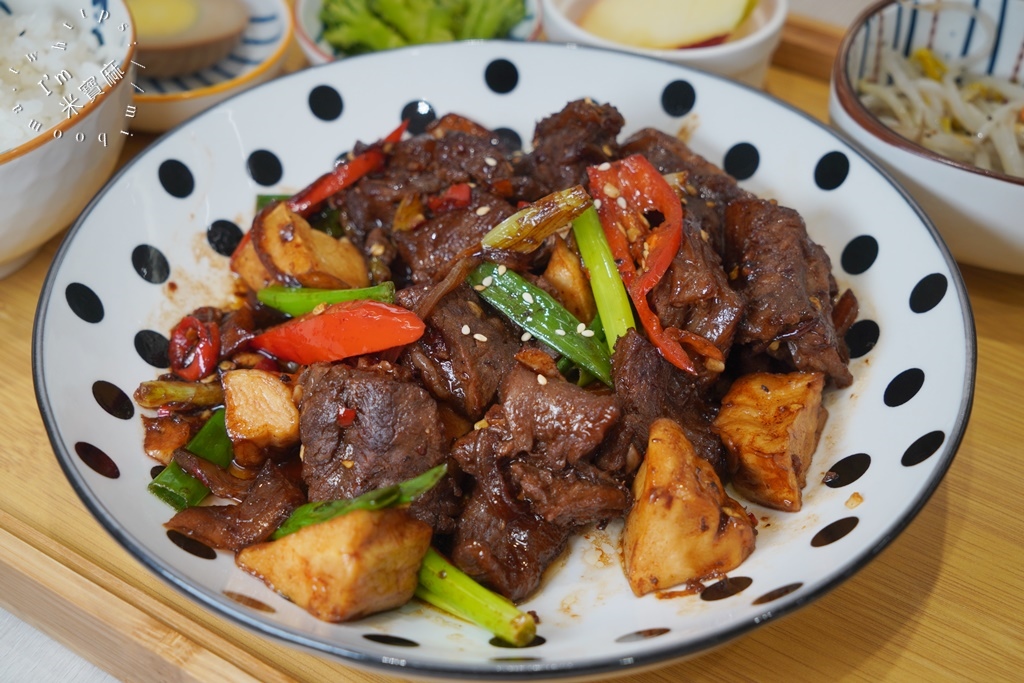 穀雨豐┃林口中式簡餐。多種排餐、定食套餐選擇，另提供包廂聚餐，自助吧無限續用