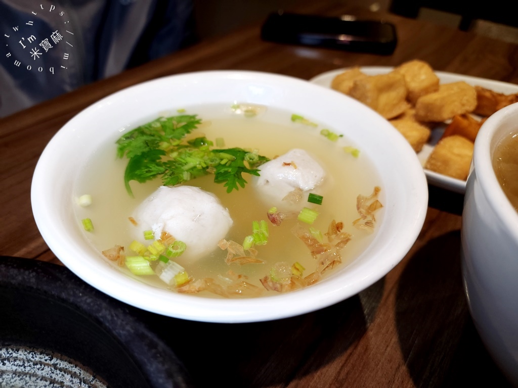 家香味食堂┃萬華美食。限量拿鐵咖啡滷肉飯、老酒滷肉飯，想吃記得鎖定粉專!多種炸物滷味也很不錯