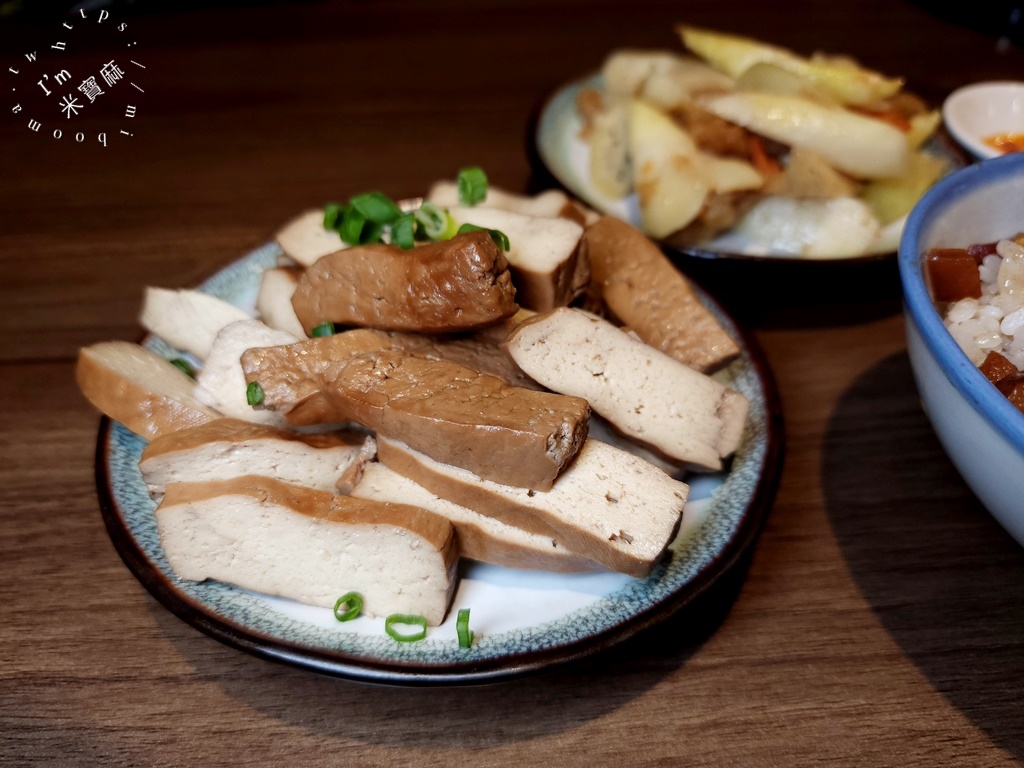 家香味食堂┃萬華美食。限量拿鐵咖啡滷肉飯、老酒滷肉飯，想吃記得鎖定粉專!多種炸物滷味也很不錯