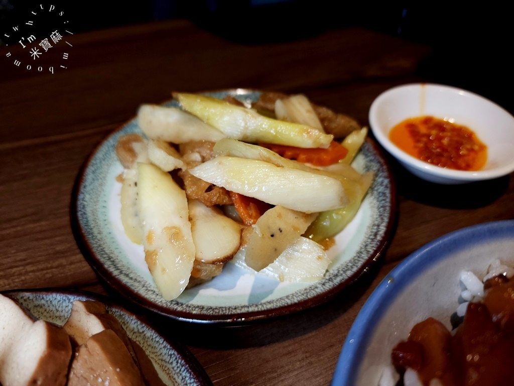 家香味食堂┃萬華美食。限量拿鐵咖啡滷肉飯、老酒滷肉飯，想吃記得鎖定粉專!多種炸物滷味也很不錯