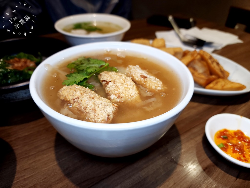 家香味食堂┃萬華美食。限量拿鐵咖啡滷肉飯、老酒滷肉飯，想吃記得鎖定粉專!多種炸物滷味也很不錯