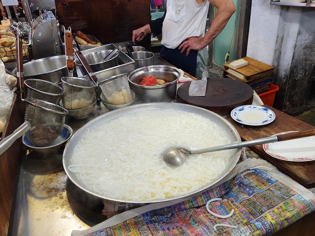 景美米粉湯┃台北美食。清爽系白色湯頭不油膩，內用可續湯，還有多款炸物可以點