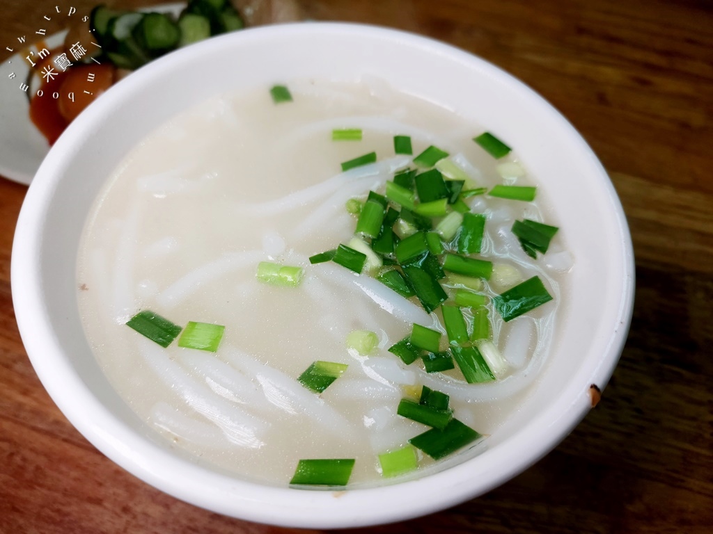 景美米粉湯┃台北美食。清爽系白色湯頭不油膩，內用可續湯，還有多款炸物可以點