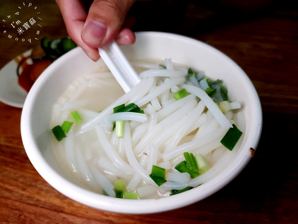 景美米粉湯┃台北美食。清爽系白色湯頭不油膩，內用可續湯，還有多款炸物可以點