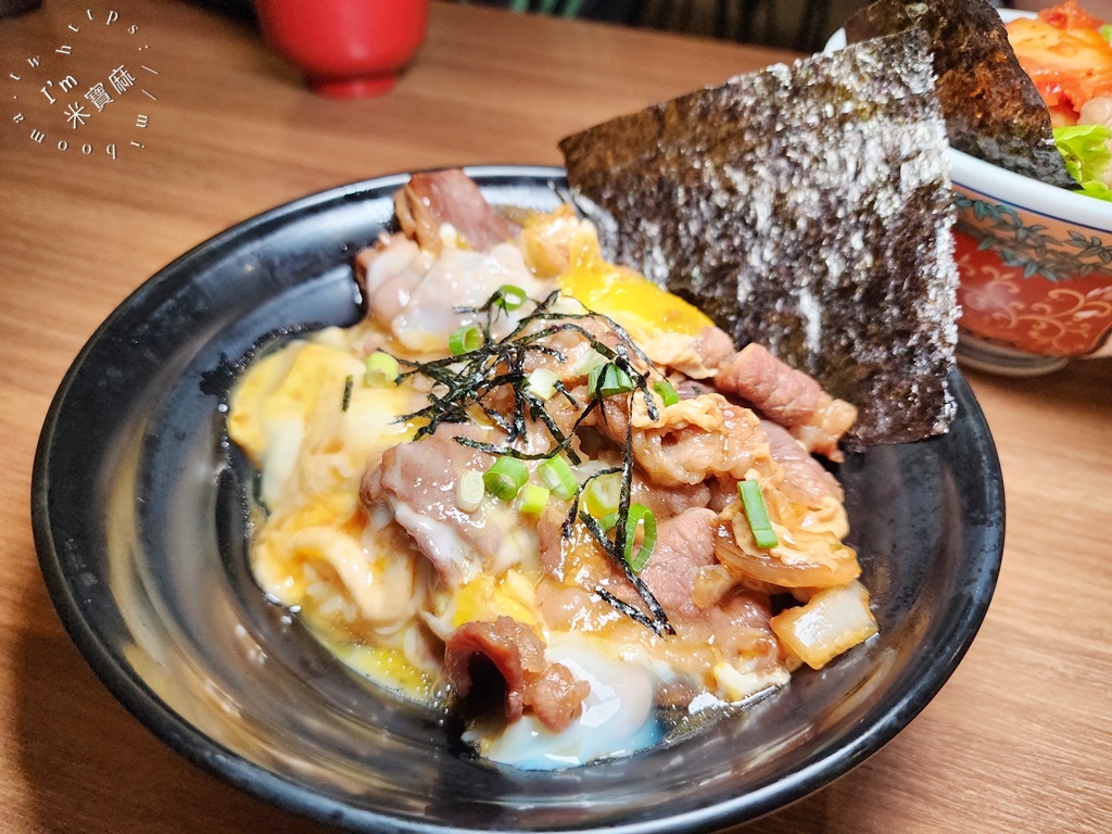 宮本武丼直火燒肉丼┃新店大豐路美食。多丼飯選擇，內用雞湯冷飲以及霜淇淋無限續