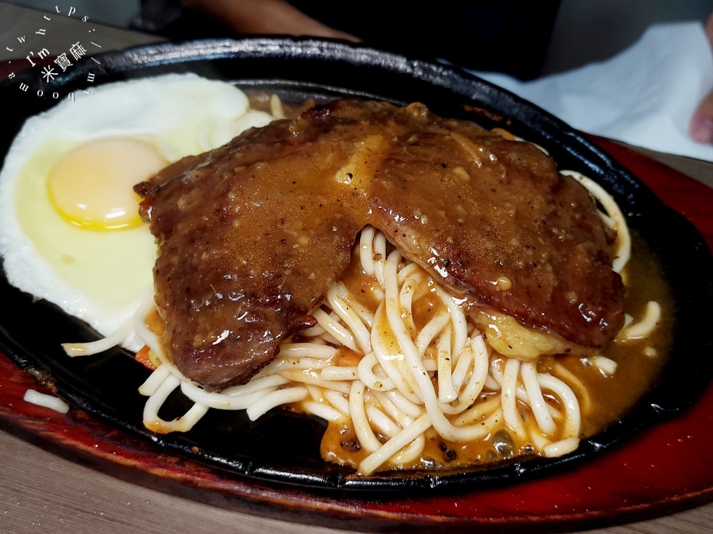 牛王平價牛排館┃中和牛排。平價牛排好選擇，餐包好吃!排餐肉質嫰口、內用飲料濃湯自助無限