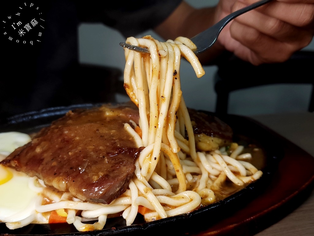 牛王平價牛排館┃中和牛排。平價牛排好選擇，餐包好吃!排餐肉質嫰口、內用飲料濃湯自助無限