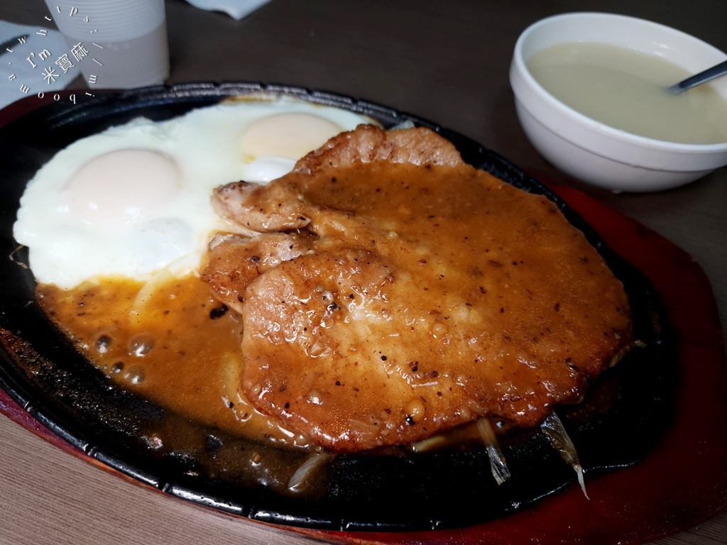 牛王平價牛排館┃中和牛排。平價牛排好選擇，餐包好吃!排餐肉質嫰口、內用飲料濃湯自助無限