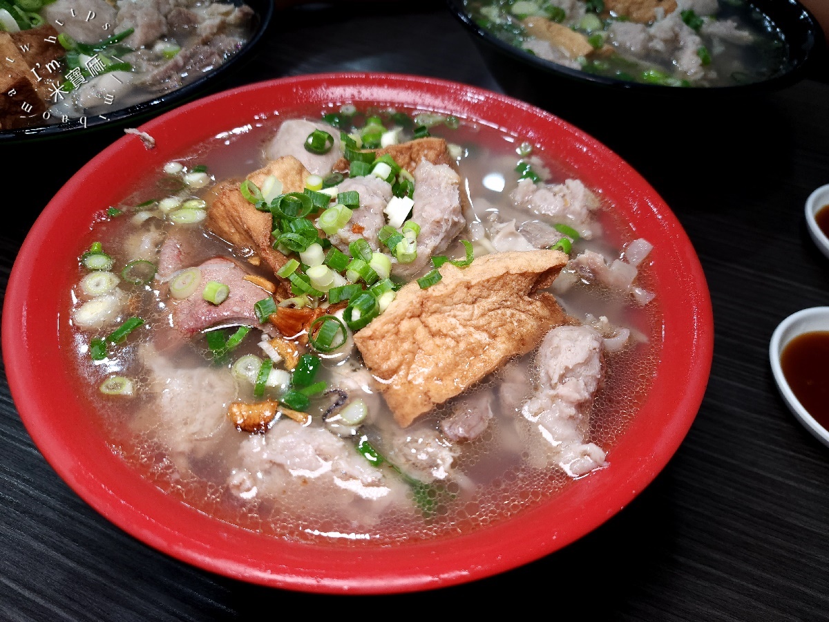 龜叟の什錦麵┃永和美食。在地50年老字號什錦麵，外帶內用都大排長龍，超高CP值早午餐